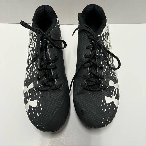 Under armourbaseball tennis shoes black and white size 9